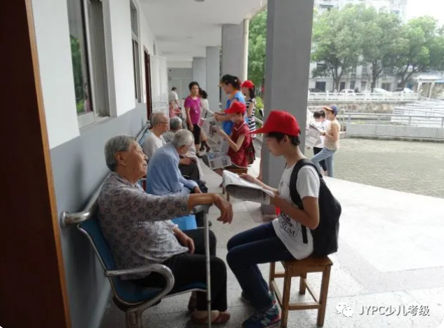 暖心!三少年街头帮扶患病老人(图文)